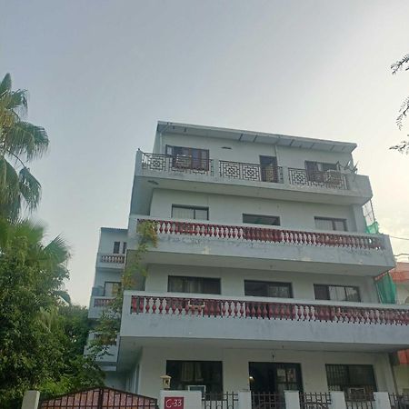 Отель Oyo Metro View Residency Near Snow World Нойда Экстерьер фото