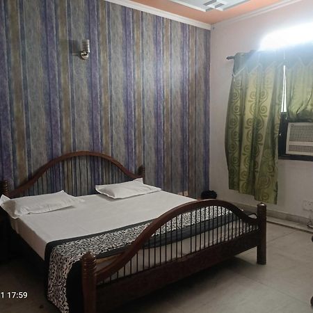 Отель Oyo Metro View Residency Near Snow World Нойда Экстерьер фото