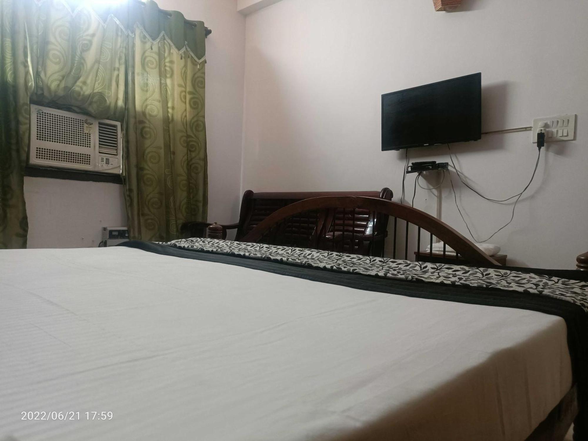 Отель Oyo Metro View Residency Near Snow World Нойда Экстерьер фото