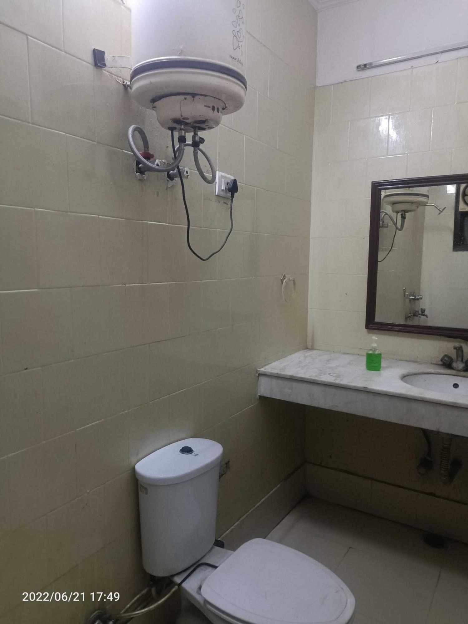 Отель Oyo Metro View Residency Near Snow World Нойда Экстерьер фото