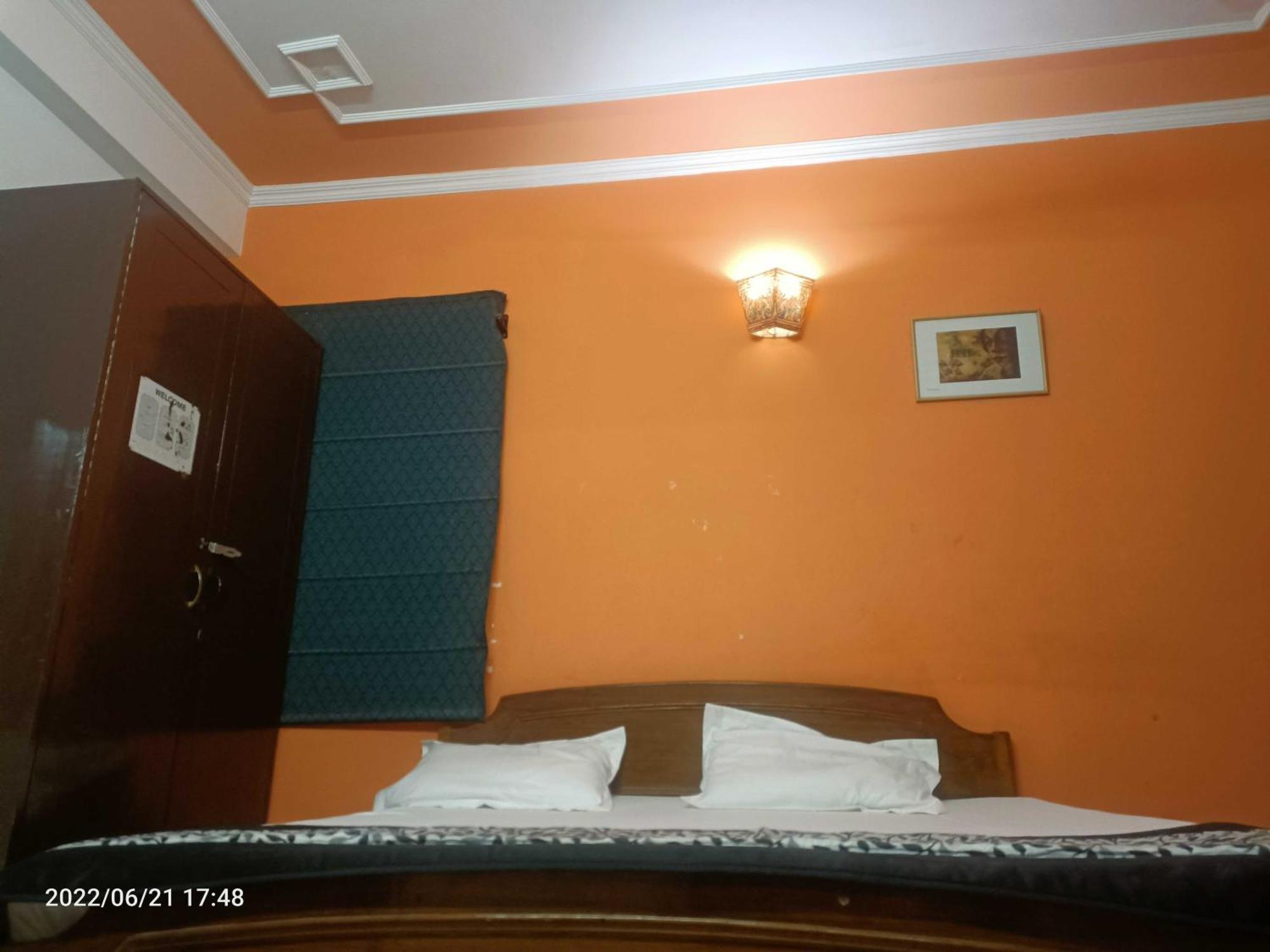 Отель Oyo Metro View Residency Near Snow World Нойда Экстерьер фото